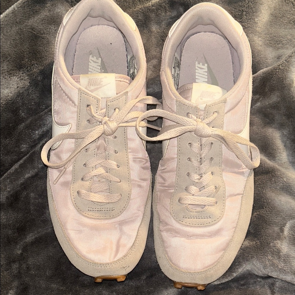 Nike Women’s Pink Retro Runner Sneakers/ Worn Once Like New🤍